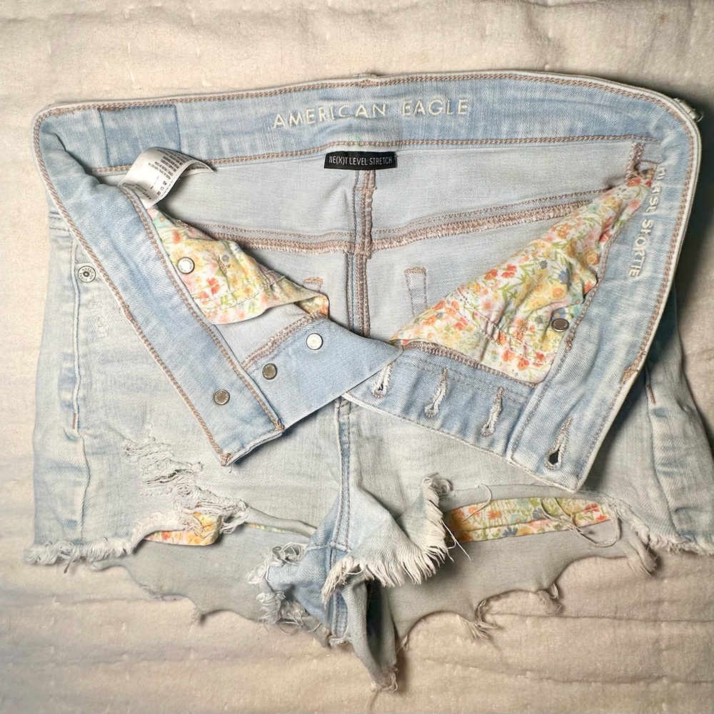 American Eagle Outfitters Womenβs Distressed Denim Shorts Size 2 - Picture 3 of 4